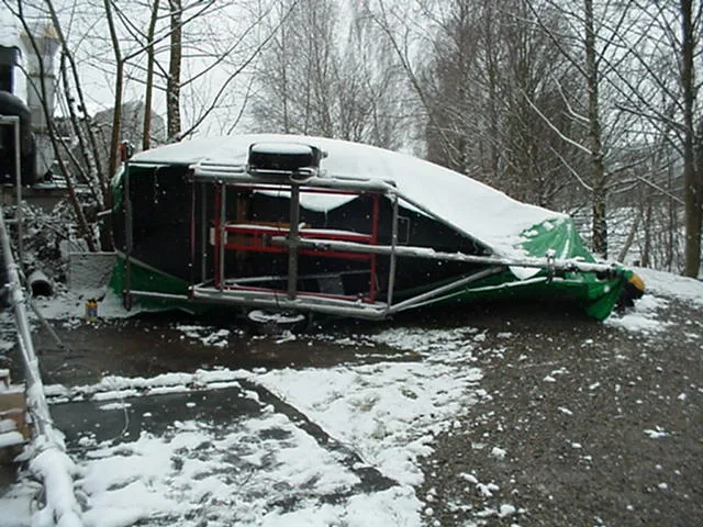 Man sieht ein umgekipptes Segelschiff auf einem Anhänger.